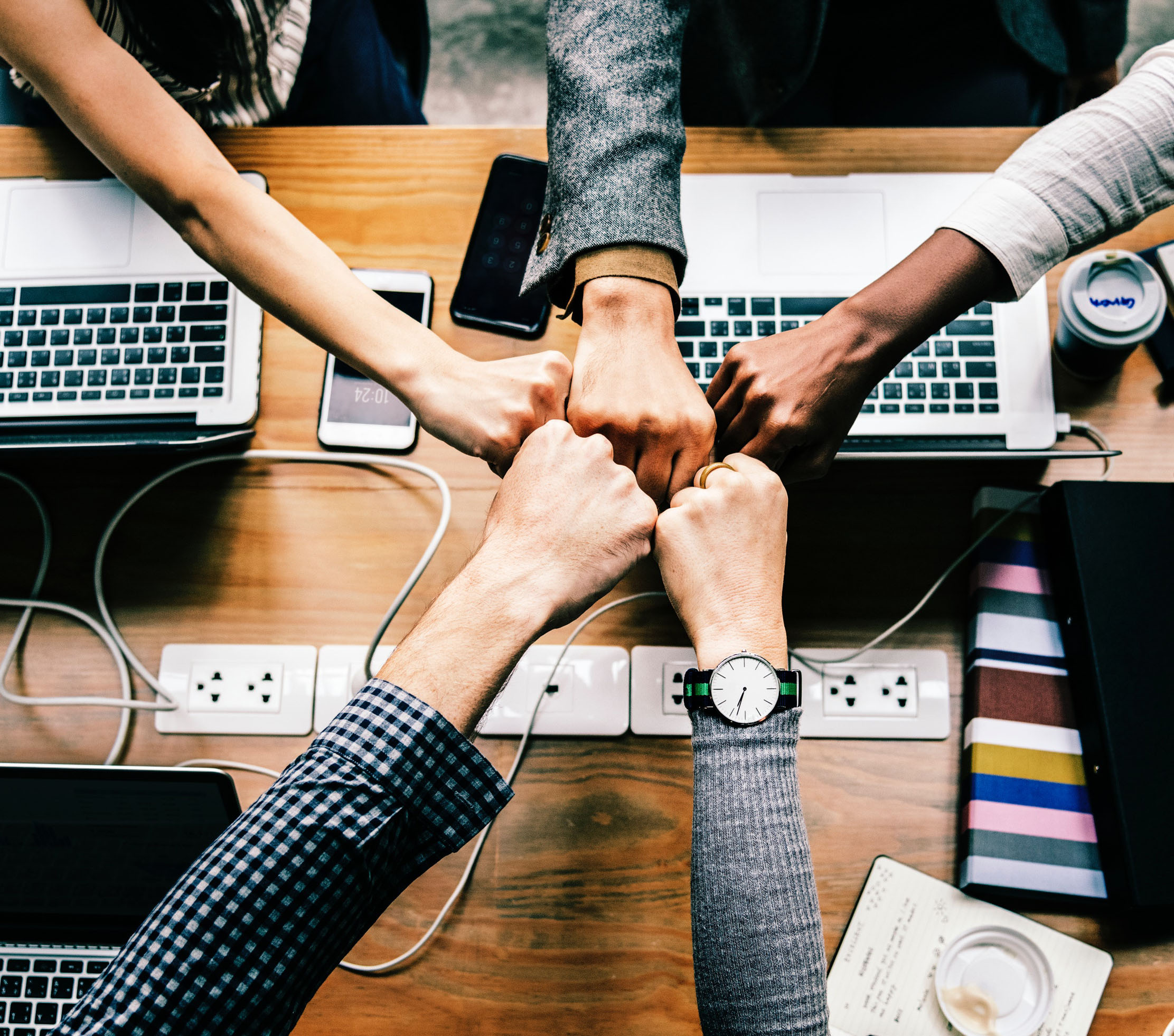 bump-collaboration-colleagues-1068523